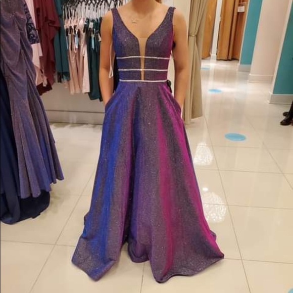 Irredecent Prom Dress! - Picture 6 of 8